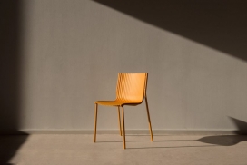 学生Ilseop Yoon设计的折叠波纹铝形椅子是由一块铝板制成的，因为它既坚硬又轻便