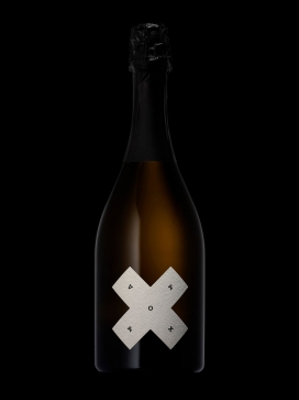 一个很漂亮小样子的VOX POP葡萄酒-采用了印刷和图形元素的醒目混搭的现代化包装设计
