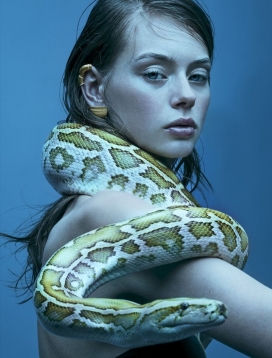 拥抱蟒蛇的劳伦・德格拉夫-高级珠宝皮夹克的人像组合