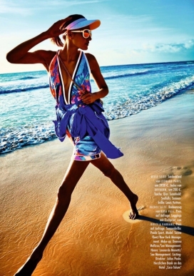 扭曲的魅力运动时尚-闪耀的印花泳衣与彩色太阳镜、潮流运动鞋