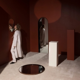 鲍尔工作室设计的一系列诱人的镜子-收集的错视镜像，设计看起来像拱廊，舷窗和拱形门廊。