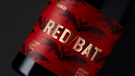 配有美诱优雅标签的红蝙蝠酒