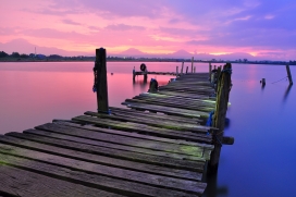 高清晰美丽夕阳下的木码头观景台壁纸