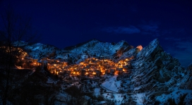 高清晰雪山村庄夜景壁纸