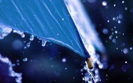 高清晰蓝色雨伞写真壁纸