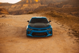 高清晰沙漠上的蓝色雪佛兰汽车壁纸
