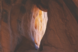 丹霞地貌石壁洞穴