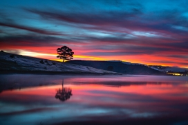 鲜红的夕阳湖倒影美景