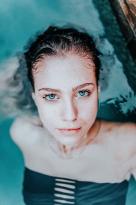 泡在水中的蓝眼睛姑娘