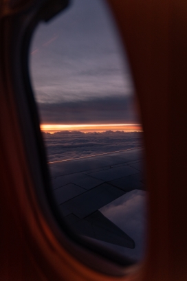 飞机的窗外