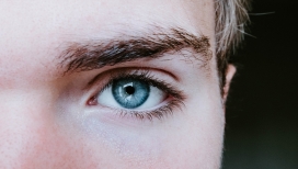 深邃的蓝色男性眼睛