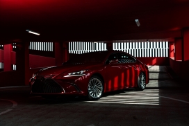 Lexus ES-红色雷克萨斯ES汽车