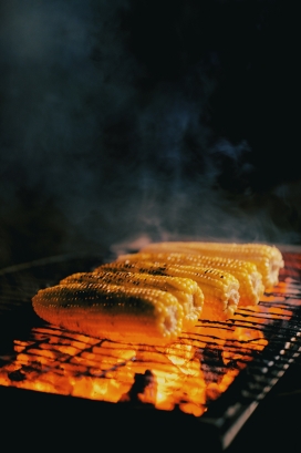 炭火上的烤玉米