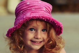 戴帽子的可爱金发小女孩