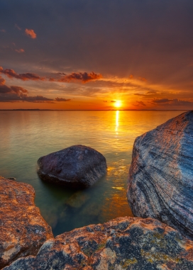 岩石湖的日落