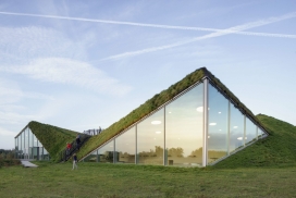 荷兰1300平米的绿色山丘Biesbosch博物馆岛