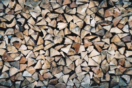 排列整齐劈好的木材