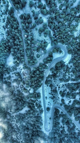 高空俯拍的蓝色冬季公路