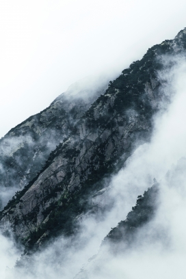 雾气峭壁山