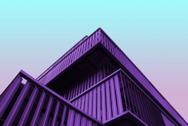 美丽的紫色阳台建筑