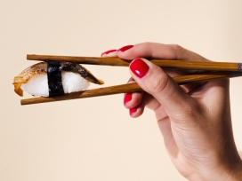 用筷子夹的秋刀鱼寿司