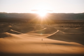 阳光下的沙漠徒步者
