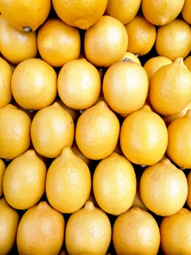 排放整齐的金色柠檬水果