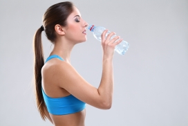 喝水的运动健身女郎