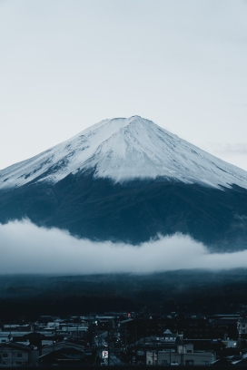 冬季壮观的火山雪山