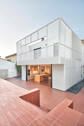 用白色金属网扩建的巴塞罗那白色建筑