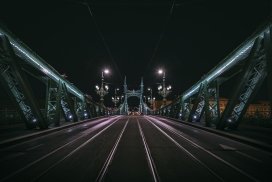 高架铁桥夜景图