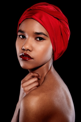 头戴红色头巾的非洲女子