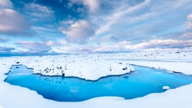 蓝色北极冰湖面