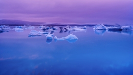 美丽的紫蓝色冰川海面图