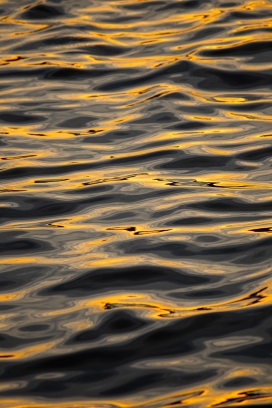 金箔波光粼粼的水波