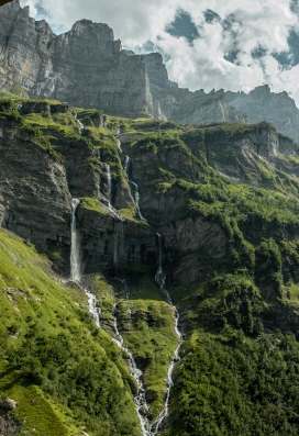 壮观的绿山瀑布