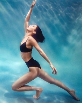 穿Calvin Klein泳装的贝拉·哈迪德