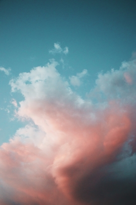 蓝色天空下的粉红白云