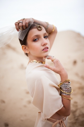 沙漠中戴满金银首饰的纱巾美女