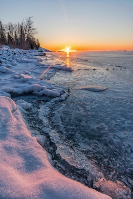 冰冻湖的早晨阳光