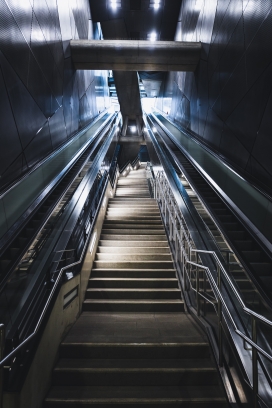 地铁楼梯夜景图