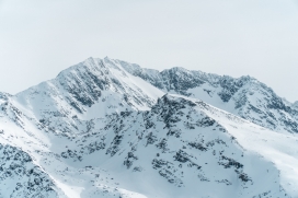 白皑皑的雪山山峰