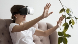 戴VR眼镜体验触摸的女子