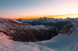 雪山的日出风景图