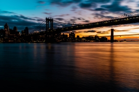 城市悬索桥夜景图