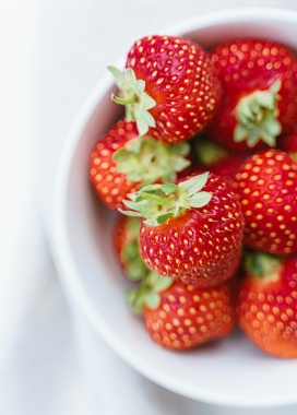 一盘草莓水果
