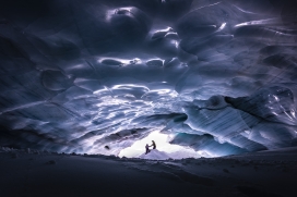 唯美立体的冰川洞穴