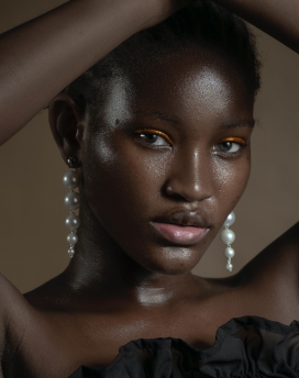 戴珍珠耳环的黝黑非洲女郎