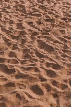 坑坑洼洼的沙漠图片