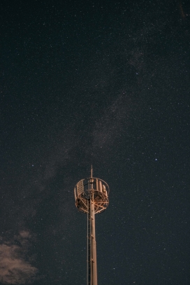 繁星下的信号塔